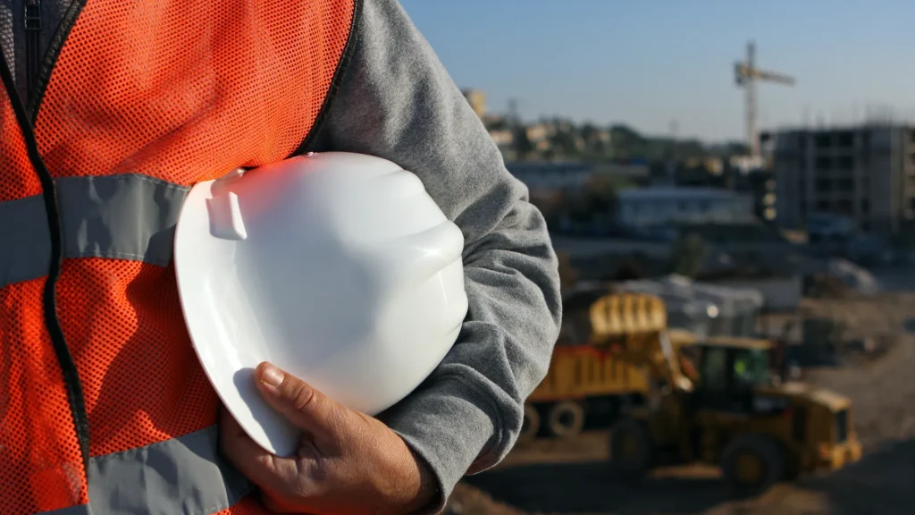 budowlaniec z kaskiem