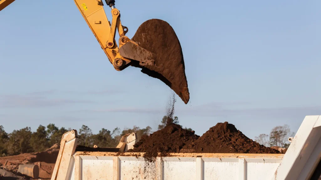 roboty ziemne - ładowanie piasku koparką na wywrotkę