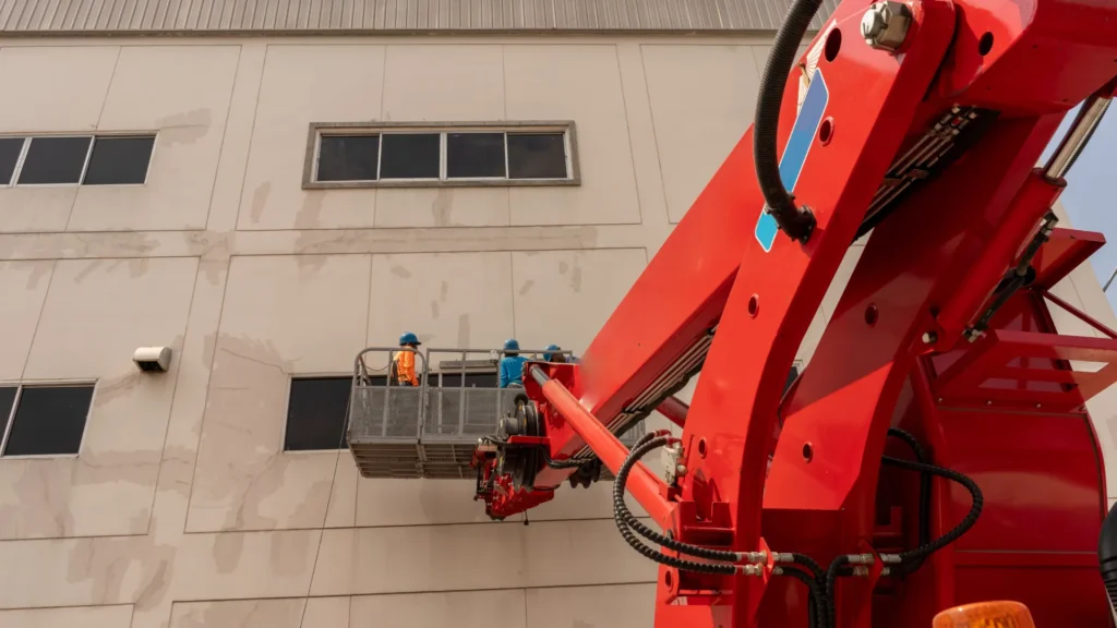 podnośnik teleskopowy Manitou podczas prac